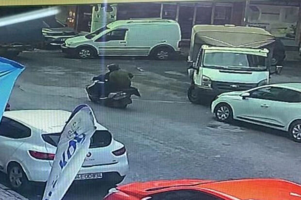 İstanbulda silahlı hücum: İki motosikletçi insanlara atəş açdı - VİDEO