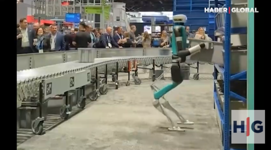 Robot tədbirdə yıxıldı -VİDEO