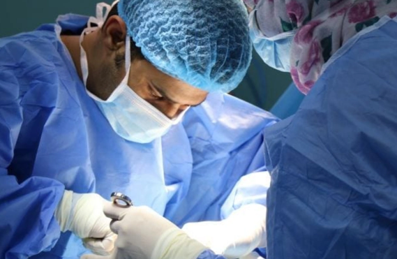 Hindistanda həkim 10 saatda 21 qeysəriyyə əməliyyatı edib