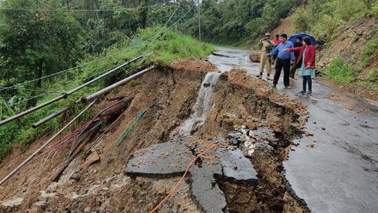 Güclü yağış 8 nəfəri öldürdü