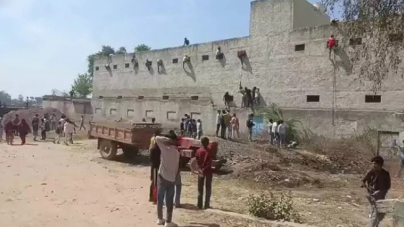 Şagirdlərin yaxınları məktəbin pəncərəsinə dırmaşaraq onlara "şparqalka" verdi - VİDEO