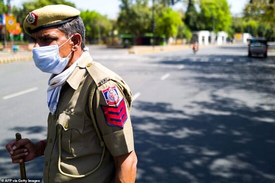 Hindistanda polis karantinə əməl etməyənləri dəmir çubuqla döydü-FOTOLAR