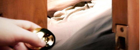 RÜSVAYÇILIQ! Azərbaycanda arvad ərini yataqda sevgilisi ilə tutdu