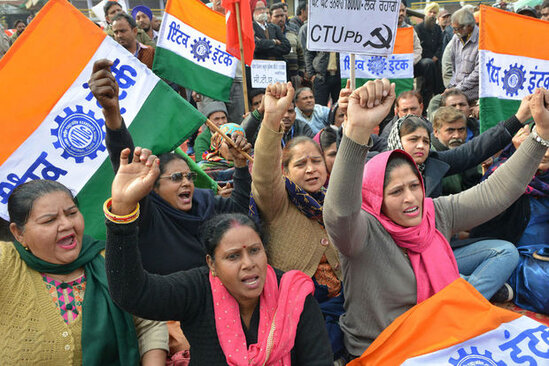Hindistanda müəssisələr durdu: 200 milyon insan etiraza qalxıb