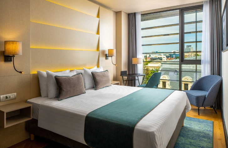 Azərbaycanın məşhur hotelində qadın vəhşicəsinə döyüldü