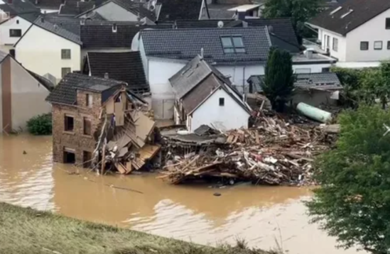 Torpaq sürüşmələri nəticəsində azı 11 nəfər ölüb