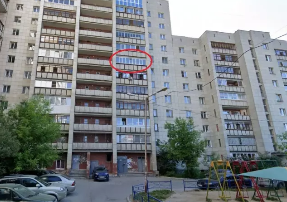 80 yaşlı qadın 6-cı mərtəbədən avtomobillərin üzərinə yıxıldı - VİDEO