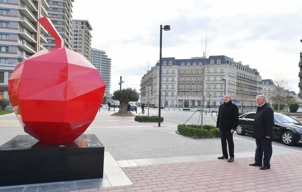 İlham Əliyev Ağ Şəhərin Mərkəzi Park kvartalında həyata keçirilən işlərlə tanış olub - YENİLƏNİB + FOTO