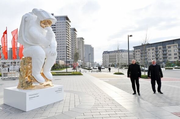 İlham Əliyev Ağ Şəhərin Mərkəzi Park kvartalında həyata keçirilən işlərlə tanış olub - YENİLƏNİB + FOTO