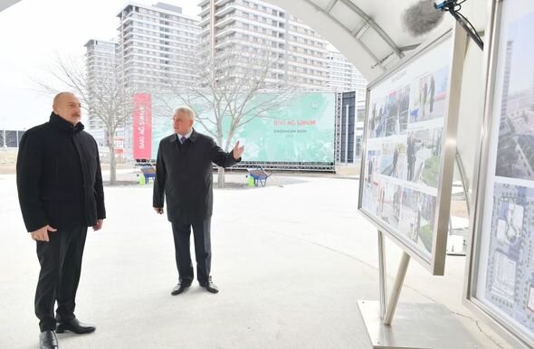 İlham Əliyev Ağ Şəhərin Mərkəzi Park kvartalında həyata keçirilən işlərlə tanış olub - YENİLƏNİB + FOTO