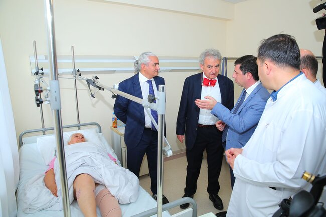 İtaliyalı mütəxəssis tərəfindən ödənişsiz olaraq ağır endoprotez əməliyyatları icra edilib