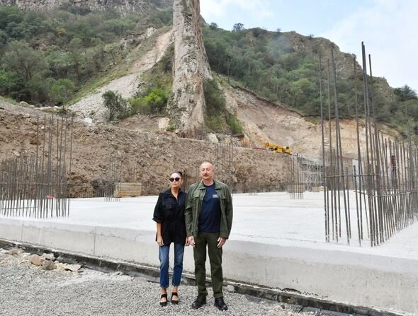 İlham Əliyev və Mehriban Əliyeva İstisuda tikinti işlərilə tanış olublar - FOTO