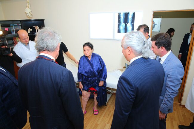 İtaliyalı mütəxəssis tərəfindən ödənişsiz olaraq ağır endoprotez əməliyyatları icra edilib