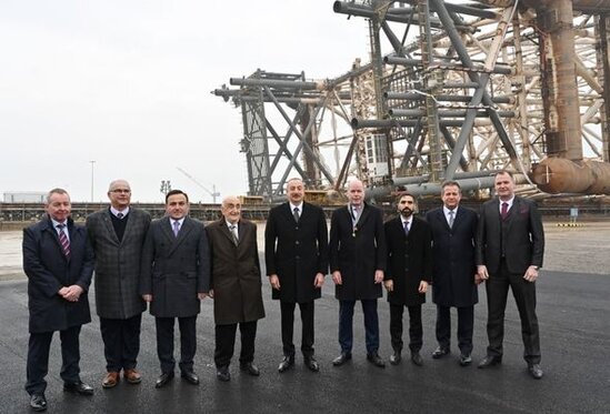 Prezident "Azəri-Mərkəzi-Şərqi" platformasının dayaq blokunun dənizə yola salınması mərasimində - FOTO