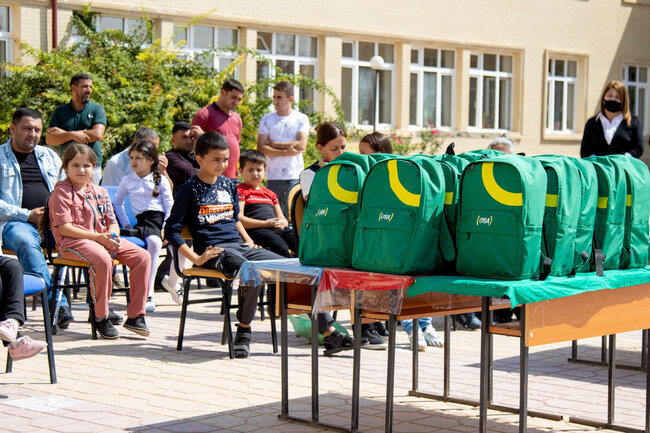 "OBA" marketlər şəbəkəsi yeni tədris ili münasibətilə şəhid və qazi ailələrinin övladlarına məktəb ləvazimatları paylayıb