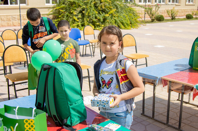 "OBA" marketlər şəbəkəsi yeni tədris ili münasibətilə şəhid və qazi ailələrinin övladlarına məktəb ləvazimatları paylayıb