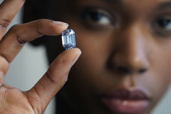 Ən iri mavi brilyant hərracda 57,5 milyon dollara satıldı - FOTO/VİDEO
