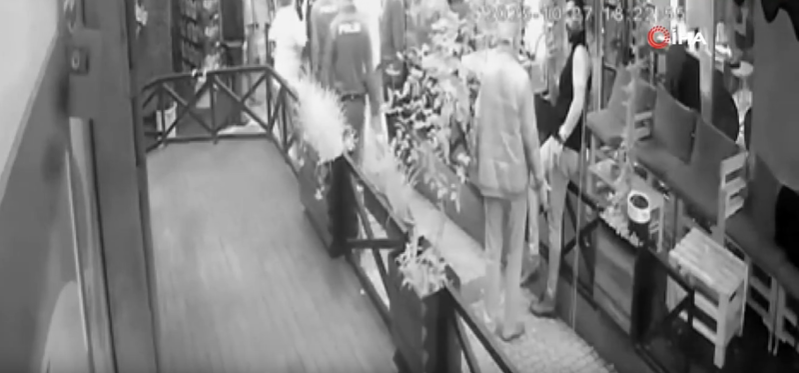 Sərxoş şəxs məkana buraxılmadığı üçün atəş açdı: 3 nəfəri yaraladı - VİDEO