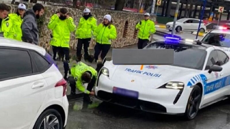 Lüks polis maşını qəzaya düşdü