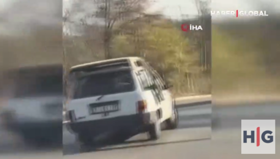 Avtomobil sürücüsünün bu hərəkəti görənləri təəccübləndirdi - VİDEO