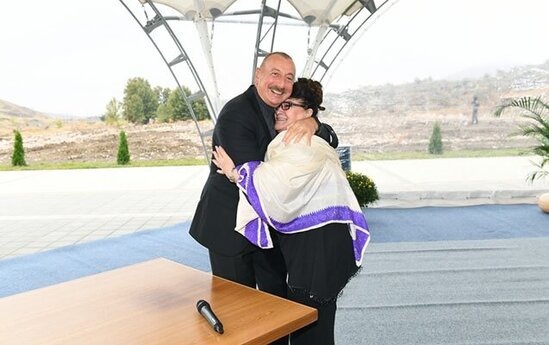 Əməkdar artist Prezidentə arzusunu çatdırıb onu qucaqladı - VİDEO