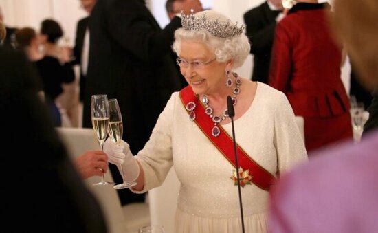 II Yelizaveta spirtli içkidən imtina etdi