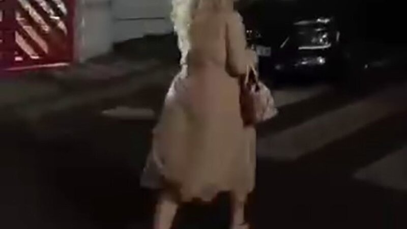 Qadın sərnişinlər mübahisə etdi, bədəlini taksi sürücüsü ödədi - VİDEO