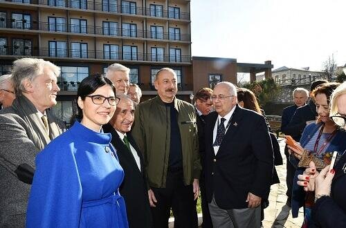 İlham Əliyev forum iştirakçıları ilə söhbətləşdi