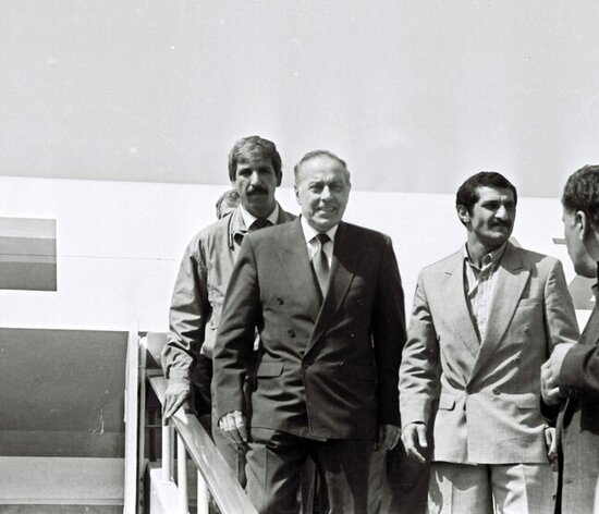 Xalq Heydər Əliyevi öz milli xilaskarı və öndəri seçdi