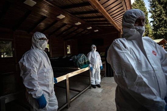 Türkiyədə koronavirusdan ölənlər belə dəfn olunur- FOTO