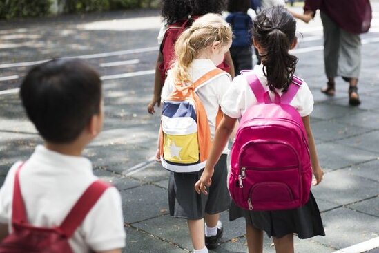 Məktəblərin yaxınlığında satılan TƏHLÜKƏ: Uşaq içən kimi xəstələnir - VİDEO