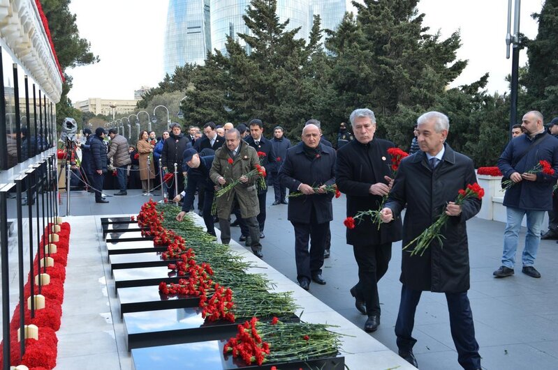 Milli Məclisin kollektivi Şəhidlər xiyabanını ziyarət edib