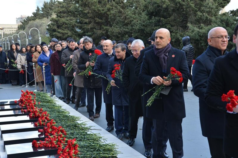 Milli Məclisin kollektivi Şəhidlər xiyabanını ziyarət edib