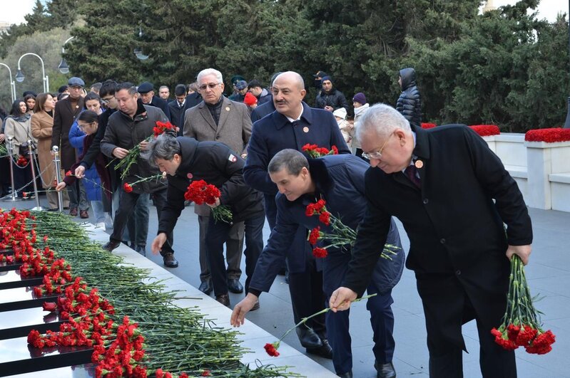 Milli Məclisin kollektivi Şəhidlər xiyabanını ziyarət edib