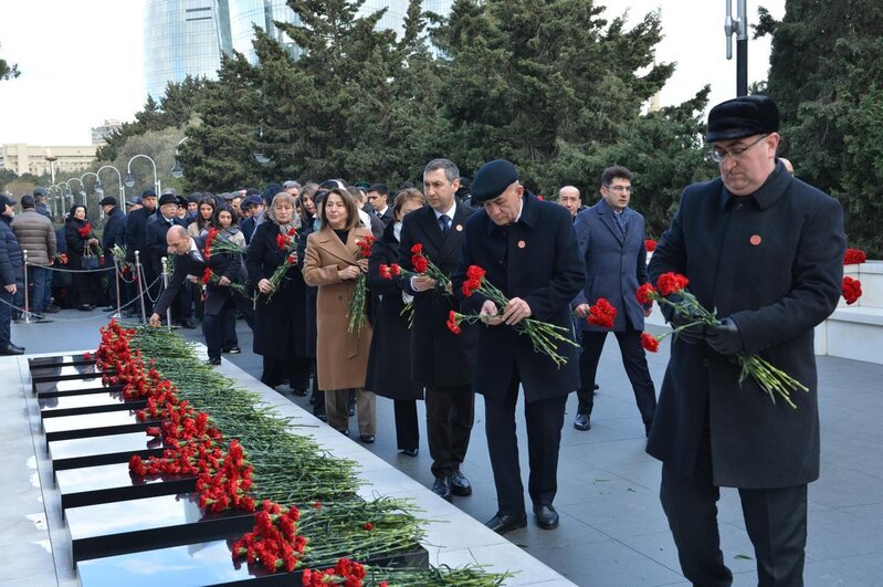 Milli Məclisin kollektivi Şəhidlər xiyabanını ziyarət edib