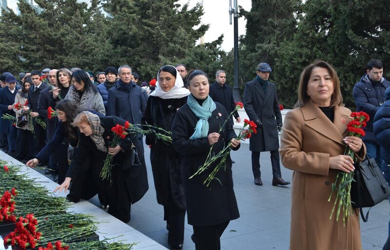 Milli Məclisin kollektivi Şəhidlər xiyabanını ziyarət edib