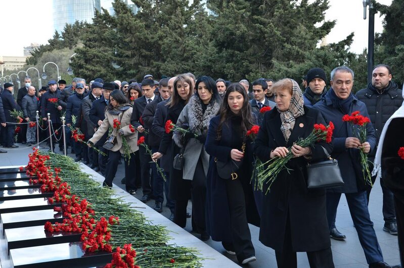 Milli Məclisin kollektivi Şəhidlər xiyabanını ziyarət edib