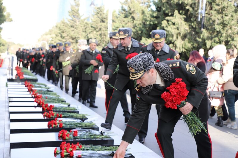 Milli Məclisin kollektivi Şəhidlər xiyabanını ziyarət edib