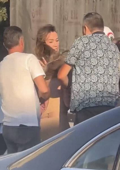 Yol üstündə dava: Avtomobildən düşən kimi qarşı tərəfin saçına yapışdı - VİDEO