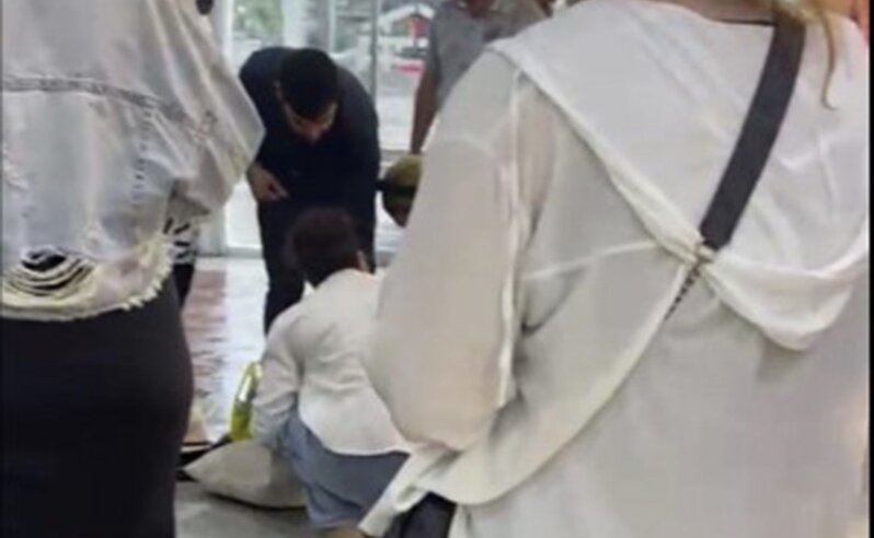 "AF Mall"un üzlüyü qoparaq qadının üstünə düşdü