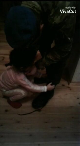 Balaca qız əsgər atasına ayaqqabılarını çıxarmağa BELƏ "KÖMƏK ETDİ" - VİDEO