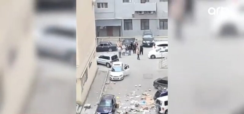 Qadın əşyalarını 8-ci mərtəbədən aşağı atdı: 3 avtomobilə maddi ziyan dəyib - VİDEO