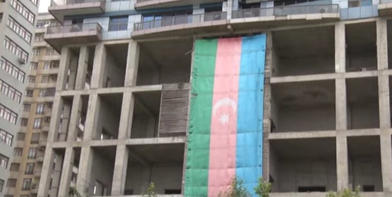 Bakıda dövlət rəmzinə hörmətsizlik: "Sabah bayrağı söküb, qoyacam yerə" - VİDEO