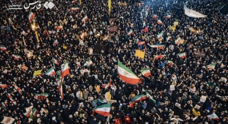 Ərdəbildə minlərlə insan ayağa qalxdı