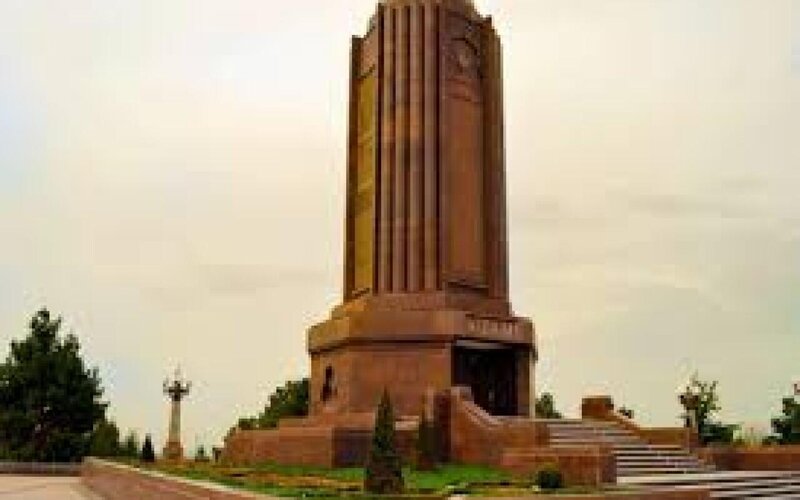 Qadın Nizami məqbərəsində körpüdən yıxıldı