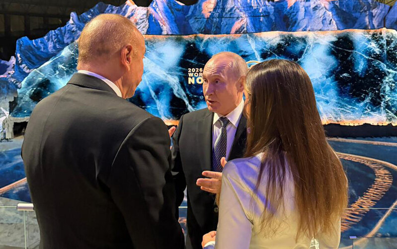 Prezident Putinlə ayaqüstü söhbət etdi - Fotolar