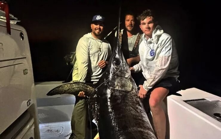 Elə böyük balıq tutdu ki, şəhər sakinlərini də qonaq etdi