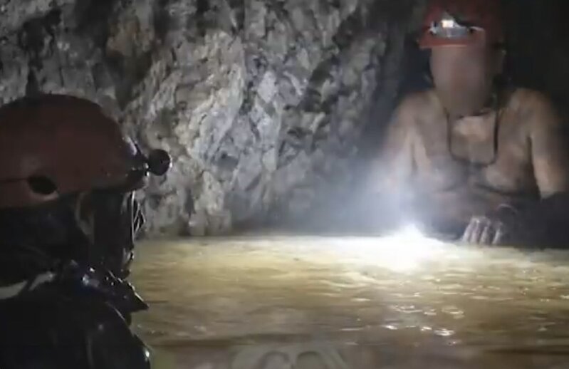 Möcüzəvi xilas: 13 gün sonra 300 metr dərinlikdən sağ çıxarıldı