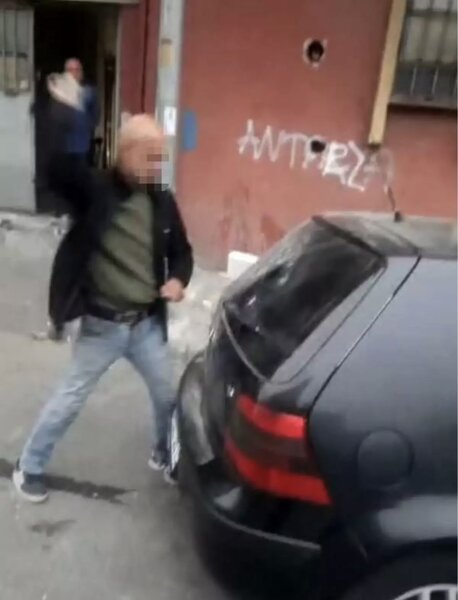 İçkili şəxs mağaza sahibinin avtomobilini daşladı - VİDEO