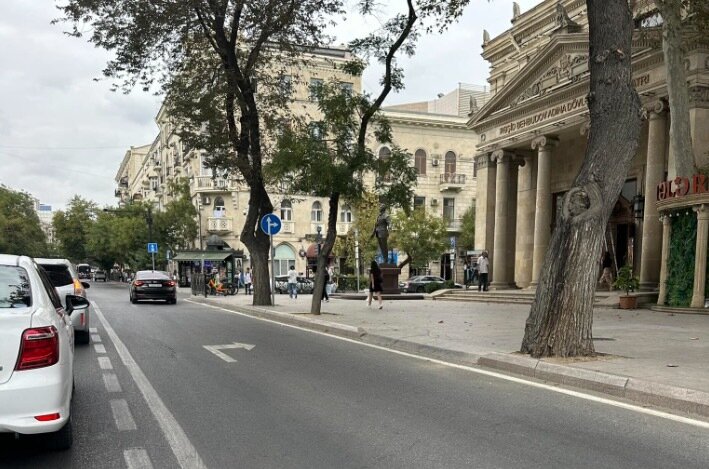 Bakı küçələrində TƏHLÜKƏ – AYNA vətəndaşların həyatını riskə atır - FOTO